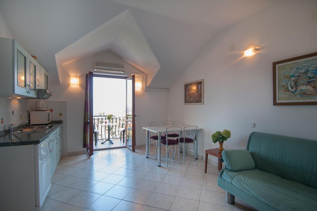 Apartments Raic Supetar Buitenkant foto