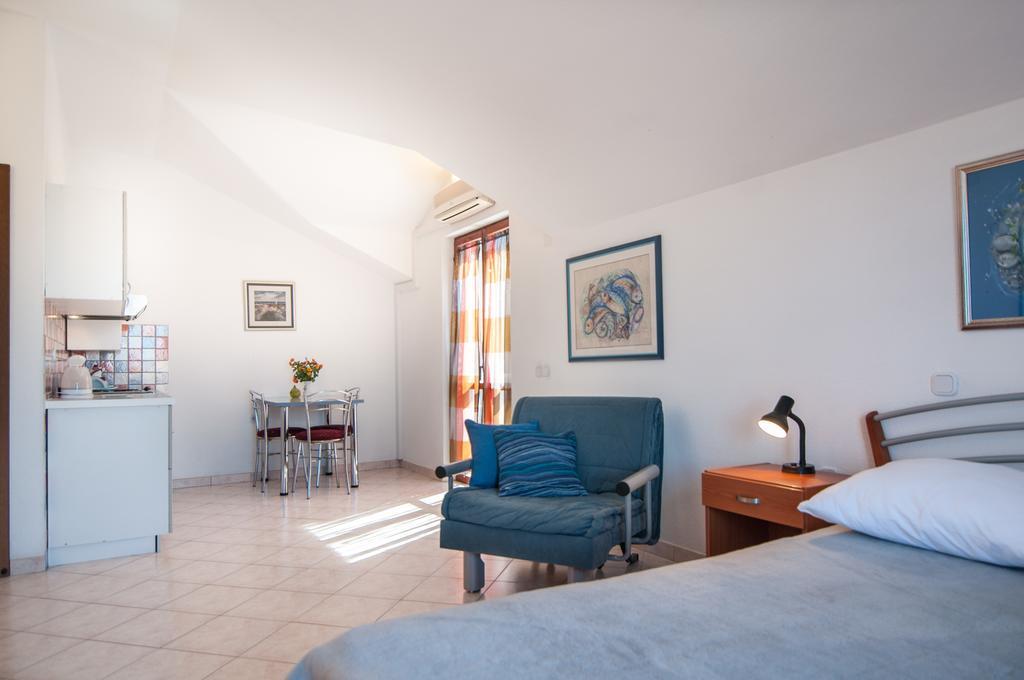 Apartments Raic Supetar Buitenkant foto