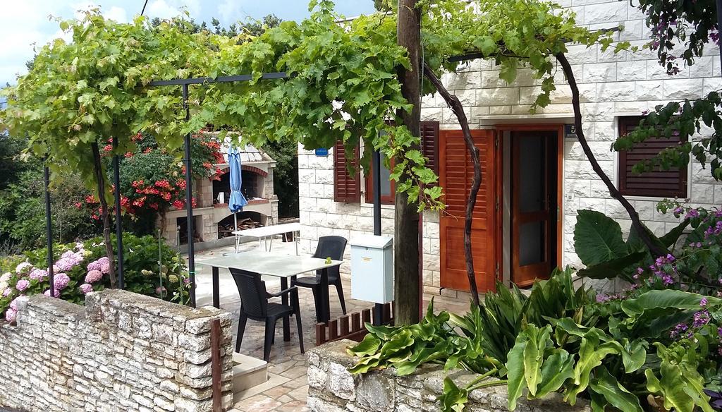 Apartments Raic Supetar Buitenkant foto
